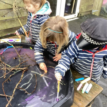 Antony School children outdoor messy play (1)